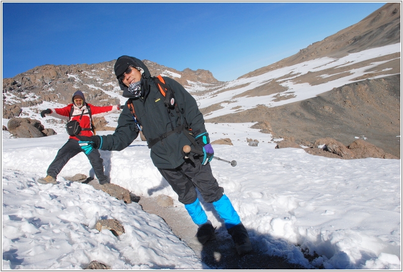 2012-02-17 08-32-07烏乎魯峰下的火山口.JPG